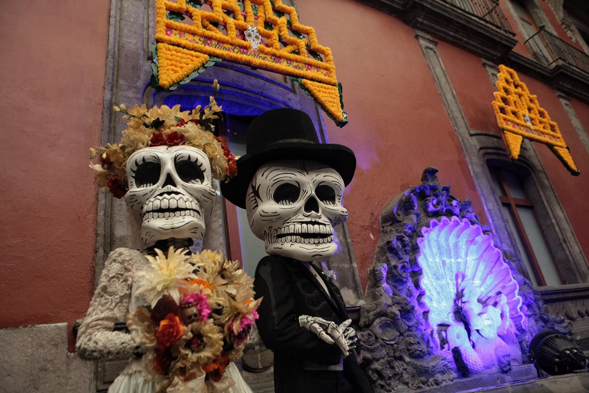 Personas caracterizadas de la muerte posan en Ciudad de México que prepara festividades del Día de Muertos. (Foto Prensa Libre: EFE).