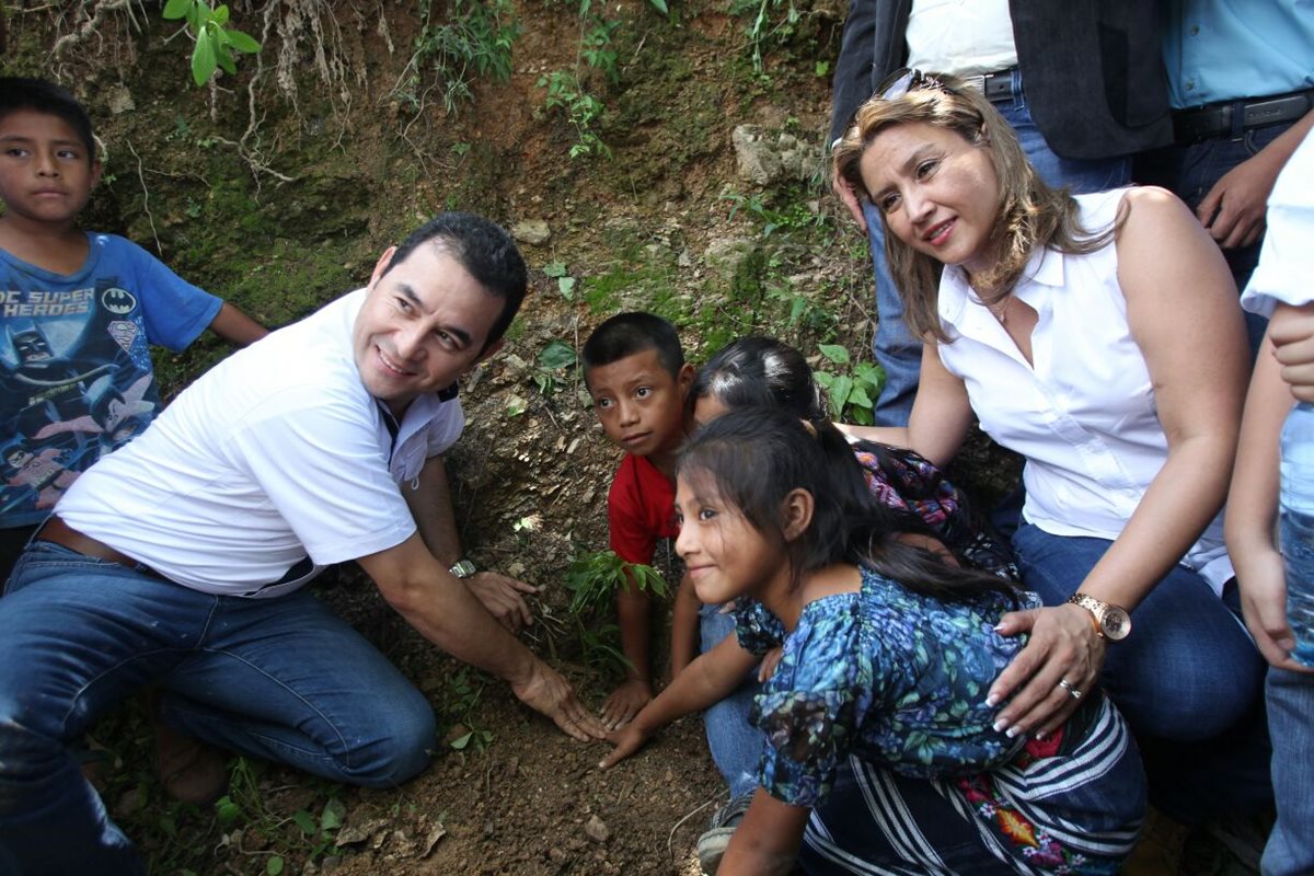 El presidente Jimmy Morales y su esposa, participan en el proyecto de reforestación regional. (Foto Prensa Libre: Érick Ávila)