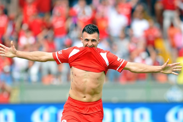 Enrique Triverio, celebra uno de los goles que le ayudó al Toluca para obtener su boleto a la Copa Libertadores. (Foto Prensa Libre: AFP)