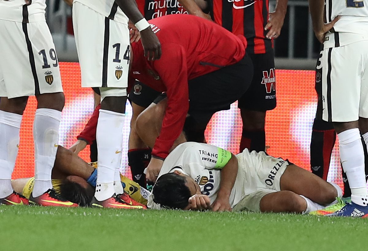 El colombiano Radamel Falcaco queda en el suelo después de chocar con el portero del Niza. (Foto Prensa Libre: AFP)