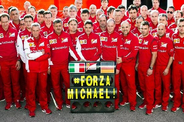 Mientras le reducen la sedación, las muestras de apoyo continúan hacia Schumacher. (Foto Prensa Libre: AFP)