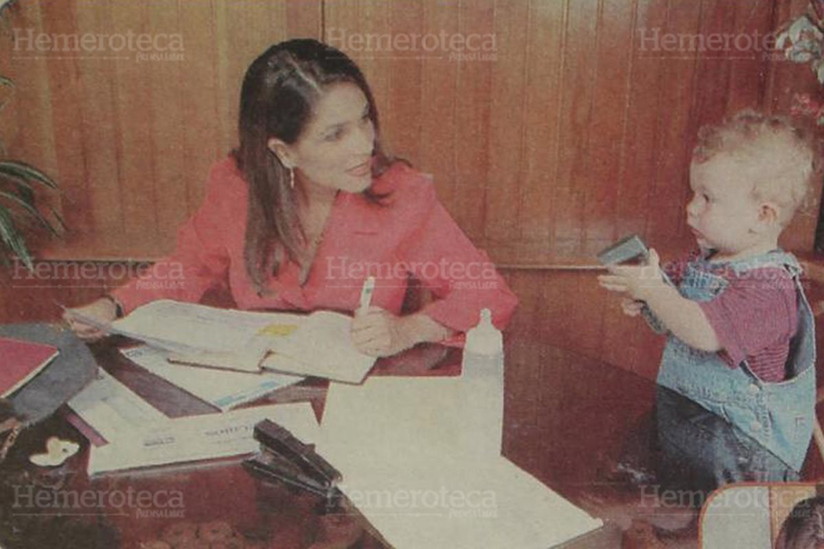 06/05/1998. La mujer en la actualidad debe desempeñar su rol de madre y profesional. (Foto: Hemeroteca PL)