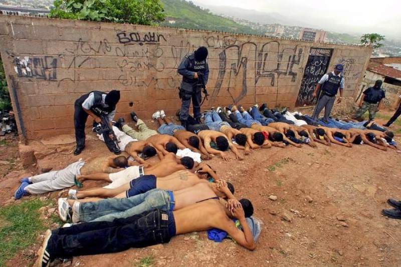 Un comando elite de la Policía captura a varios pandilleros en El Salvador. (Foto Prensa Libre: EFE).