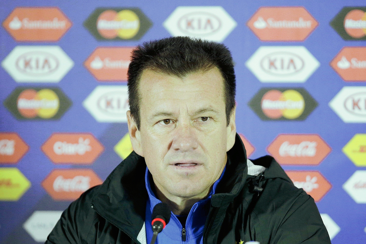 Dunga en conferencia de prensa en el estadio Ester Roa Rebolledo, de Concepción, en la víspera del encuentro frente al seleccionado de Paraguay. (Foto Prensa Libre: EFE)