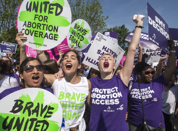 Activistas celebran el fallo a favor del aborto frente al Tribunal Supremo en Washington. (Foto Prensa Libre: AP)