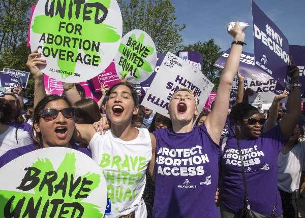 Activistas celebran el fallo a favor del aborto frente al Tribunal Supremo en Washington. (AP).