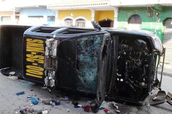 La turba volcó un autopatrulla para operativos en carretera. (Foto Prensa Libre)<br _mce_bogus="1"/>