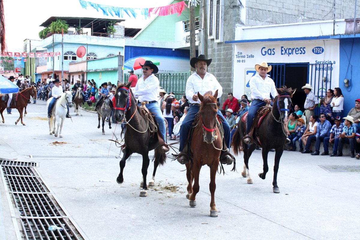 Jinetes mostraron las habilidades de sus ejemplares en el desfile hípico. (Foto Prensa Libre: Héctor Contreras