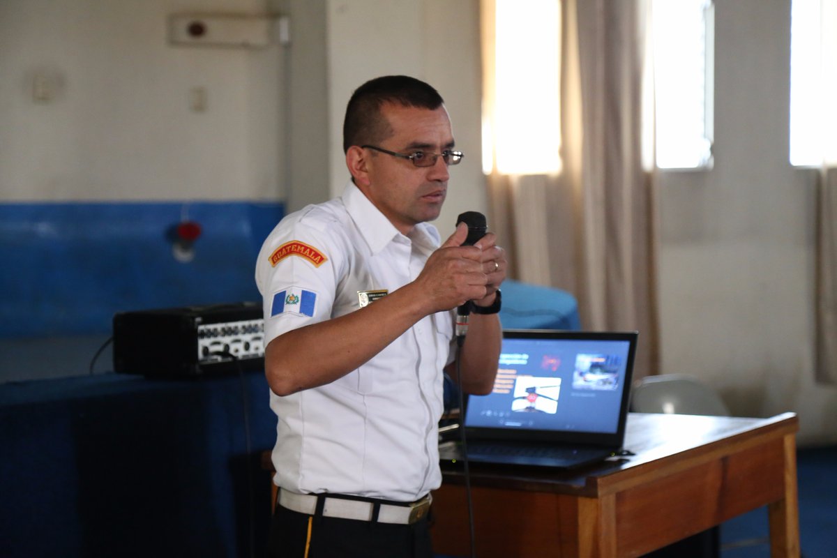El bombero Ciro Camey durante una capacitación que impartió este mismo jueves en el Hospital Regional de Occidente. (Foto Prensa Libre: HRO).
