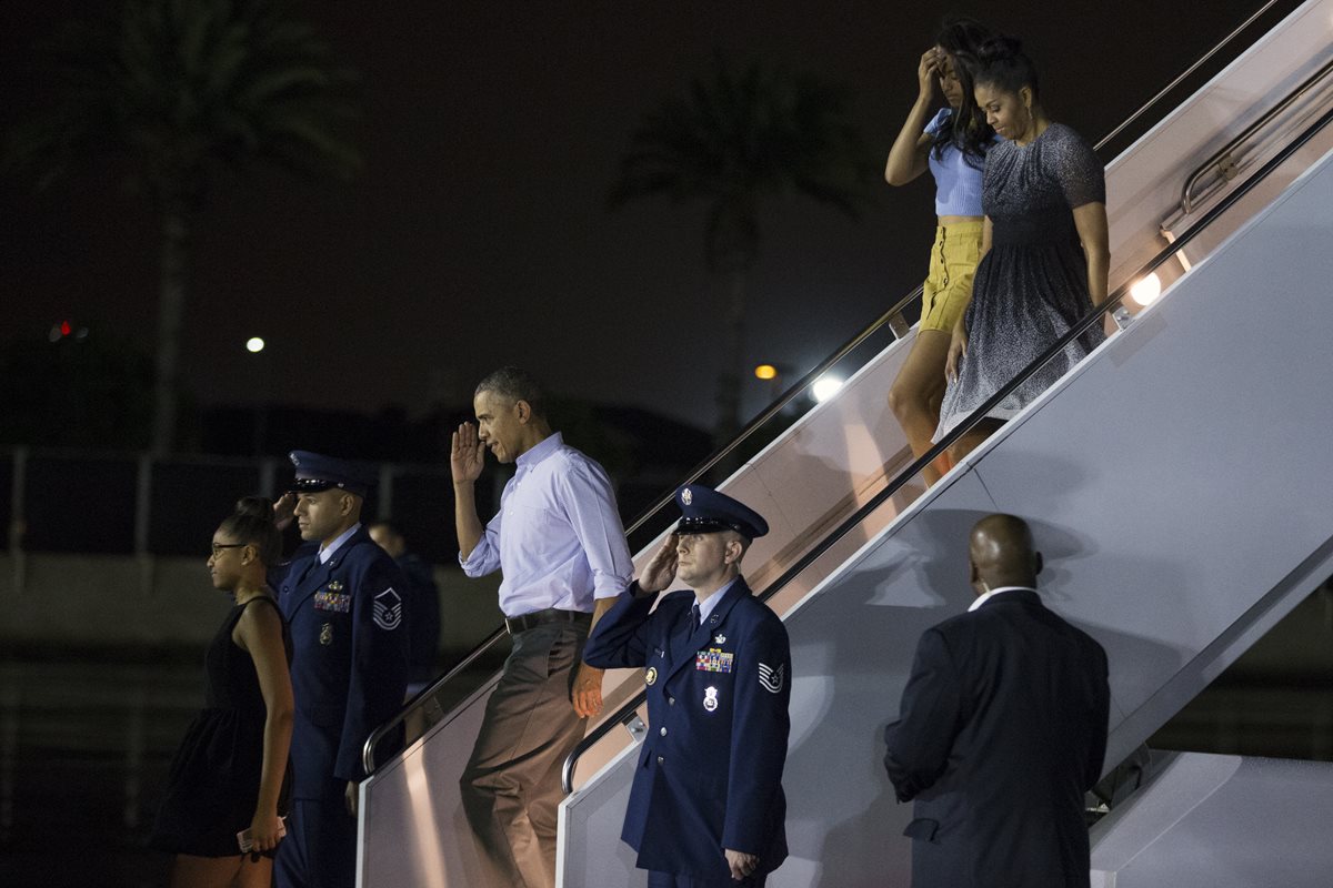 Obama y su familia comienzan vacaciones en Hawai