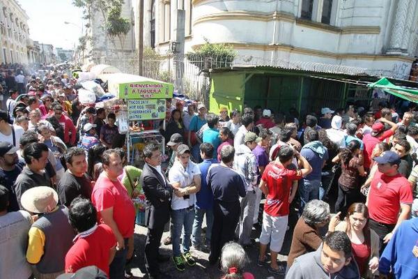 Devotos hacen largas filas para conseguir turnos para Semana Santa. (Foto Prensa Libre: Esbin García)