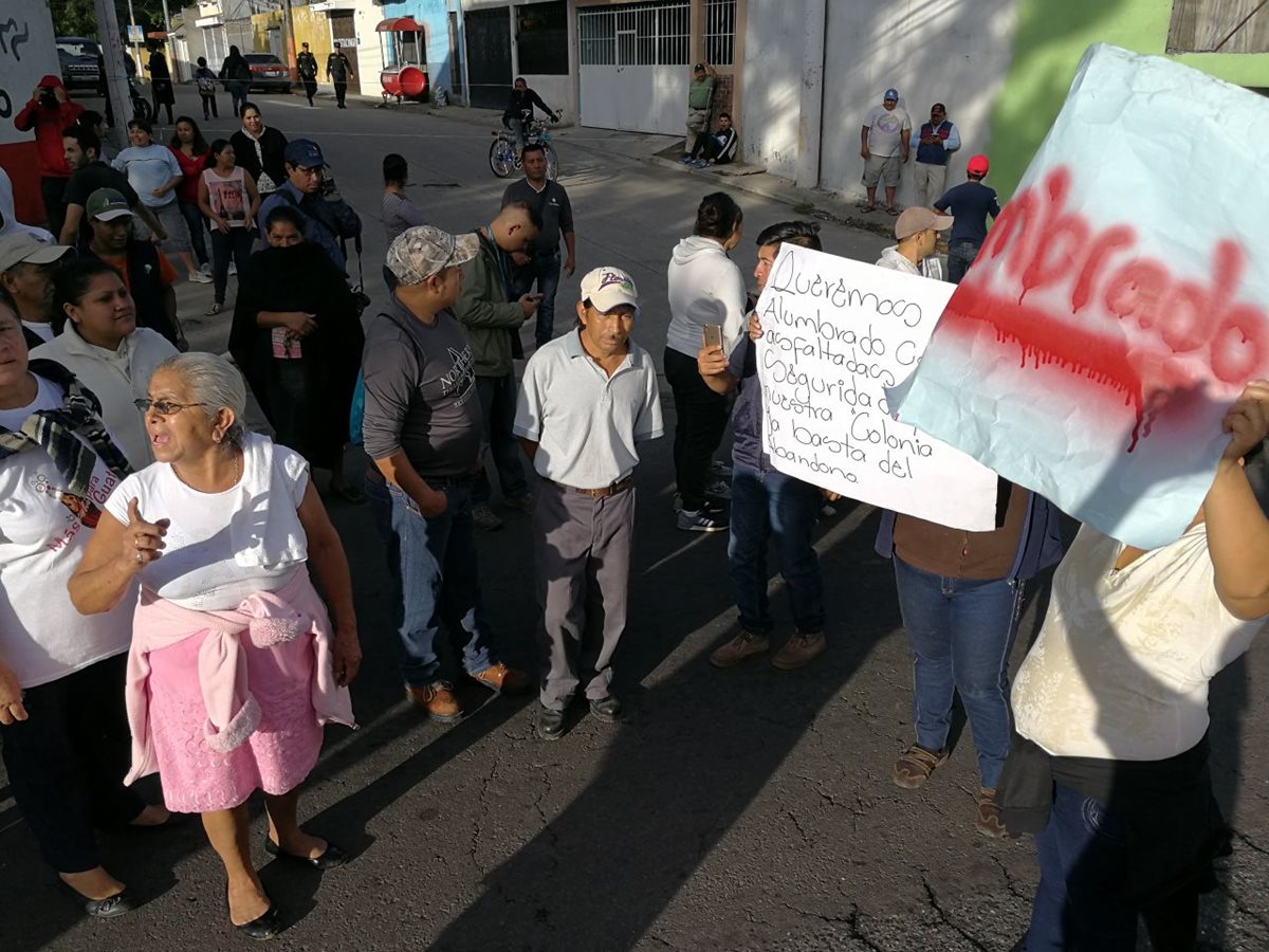 Vecinos de la colonia Los Álamos, zona 6 de San Miguel Petapa, protestan contra el alcalde Luis Reyes (Foto Prensa Libre: Esbin García)
