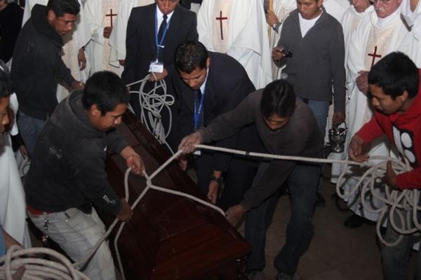 Inhumación de los restos de monseñor Luis Manresa Formosa. (Foto Prensa Libre: Eduardo González)