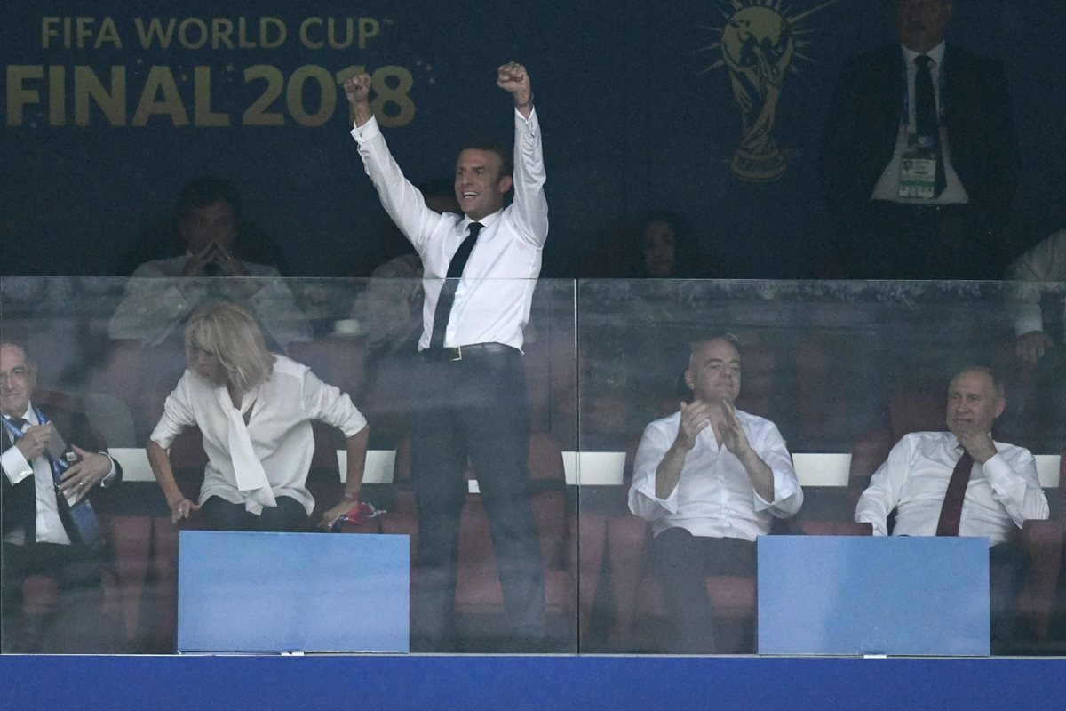 El presidente de Francia, Emmanuel Macron, celebra al final del juego.