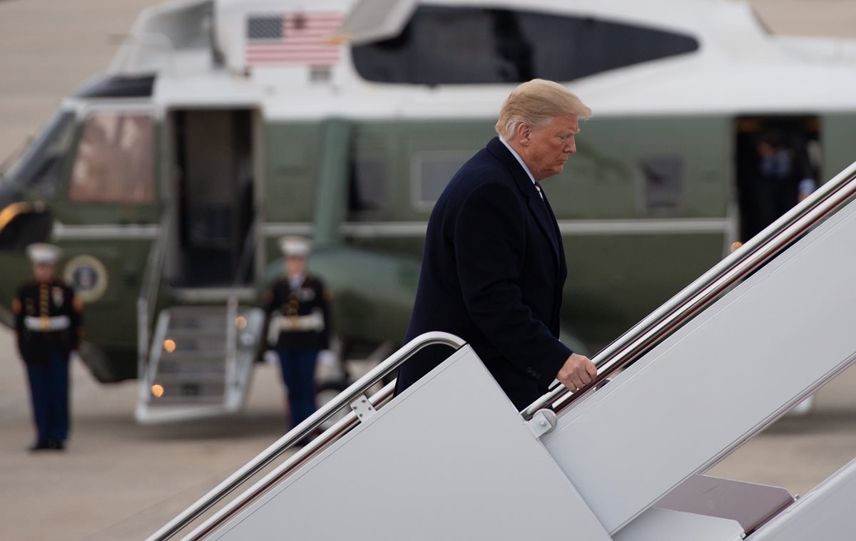 Trump afirmó a la prensa en la Casa Blanca que algunos de los miles de migrantes que buscan llegar a Estados Unidos desde Centroamérica, lanzaron piedras a la policía mexicana. (Foto Prensa Libre: AFP)