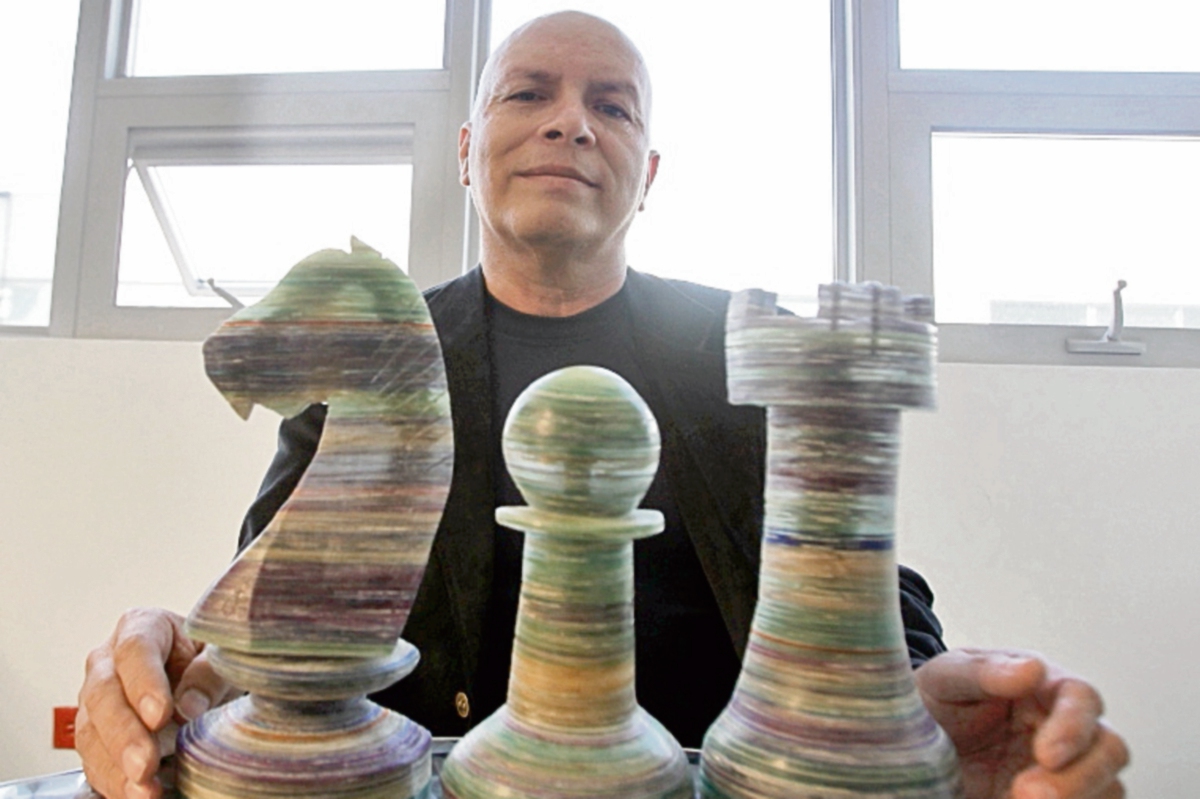 El artista Roberto Sol diseña obras de arte con materiales reciclables. (Foto Prensa Libre: Ángel Elías)