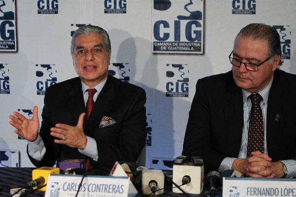 Carlos Contreras, ministro de Trabajo, y Fernando López, presidente de la CIG, abordaron ayer de manera informal la propuesta para hacer cambios al sistema de seguridad social. (Foto Prensa Libre: Paulo Raquec)