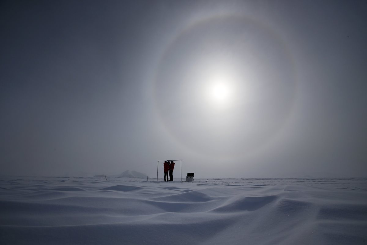 Científicos miden la radiación solar y su albedo en el campamento Glaciar Unión, a mil km del Polo Sur. (Foto Prensa Libre: EFE).
