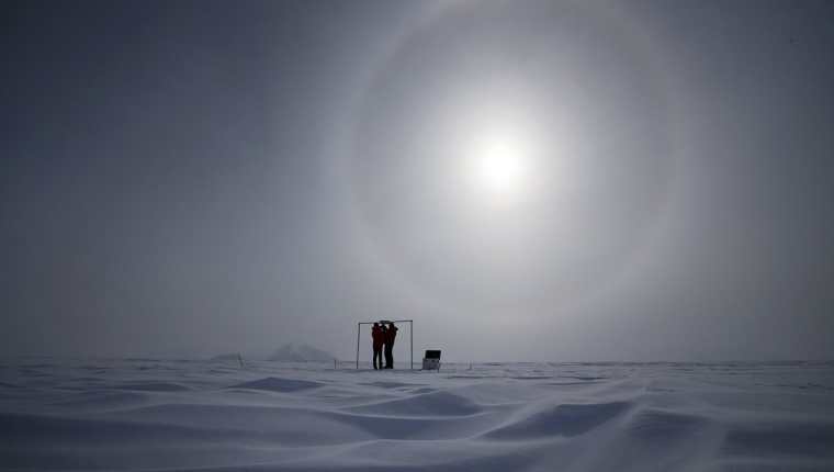 Científicos miden la radiación solar y su albedo en el campamento Glaciar Unión, a mil km del Polo Sur. (Foto Prensa Libre: EFE).