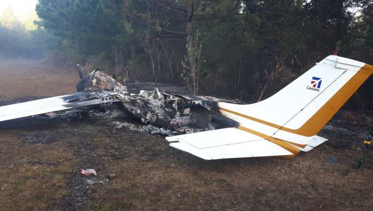 La avioneta tipo Cessna quedó destruida. (Foto Prensa Libre: Ejército)