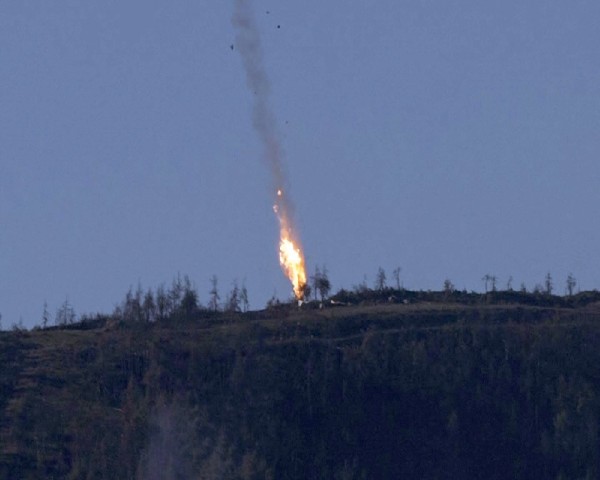 Avión ruso deja una estela de fuego a medida que cae tras ser derribado cerca de la frontera entre Siria y Turquía. (Foto Prensa Libre:EFE).