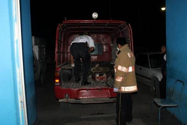 El cadáver fue rescatado por Bomberos Voluntarios. (Foto Prensa Libre: Ángel Martín Tax).