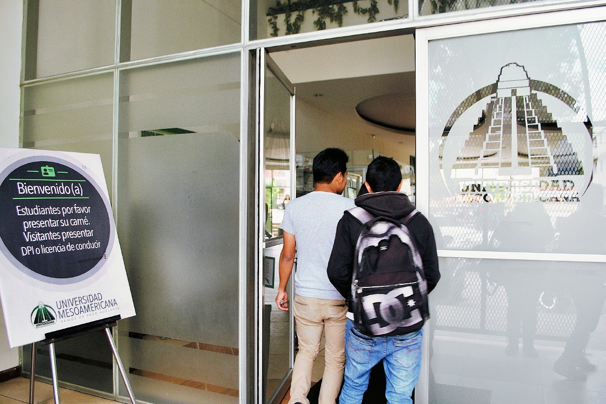 Estudiantes ingresan a las instalaciones de la Universidad Mesoamericana, en la ciudad de Quetzaltenango. (Foto Prensa Libre: Alejandra Martínez)