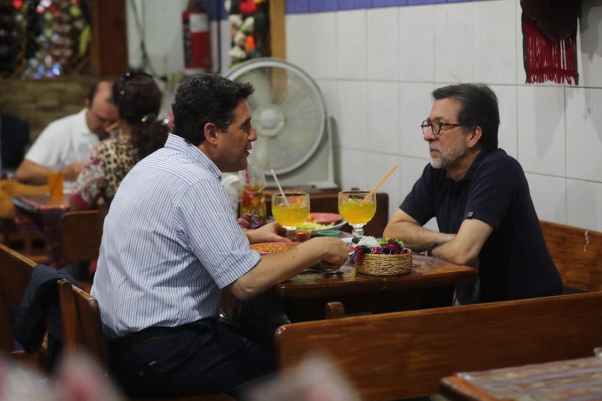 El alcalde capitalino Ricardo Quiñónez almuerza en el Mercado Central con el embajador de Estados Unidos, Luis Arreaga. (Foto Prensa Libre. Óscar Rivas)
