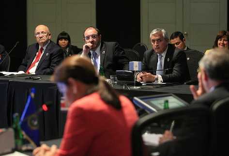 El mandatario  Otto Pérez Molina y el canciller Fernando Carrera participan en la cumbre del Celac, en Chile.