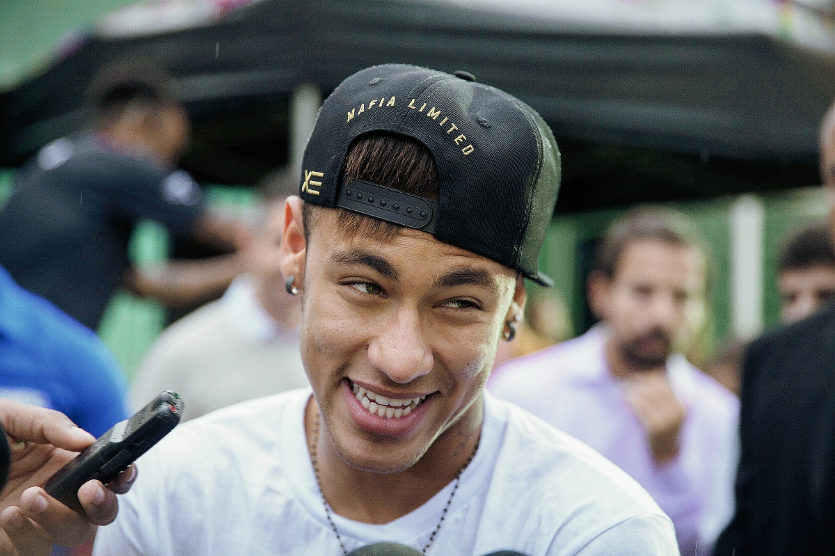El delantero brasileño Neymar Jr. la pasa de lo mejor junto a sus amigos durante sus vacaciones. (Foto Prensa Libre: EFE)
