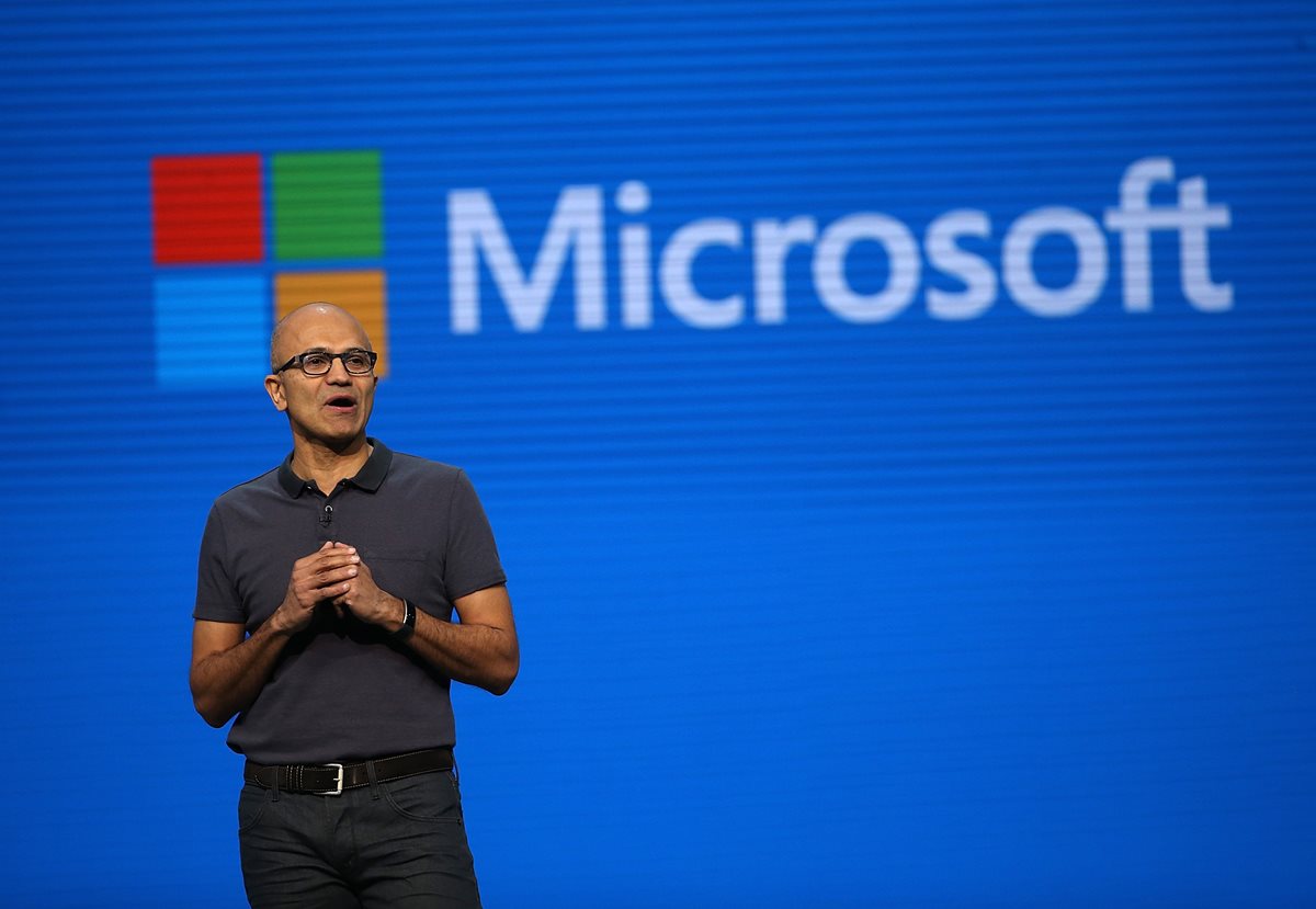 Satya Nadella, presidente de Microsoft, habla durante la conferencia Build 2016, dirigida a desarrolladores. (Foto Prensa Libre: AFP).