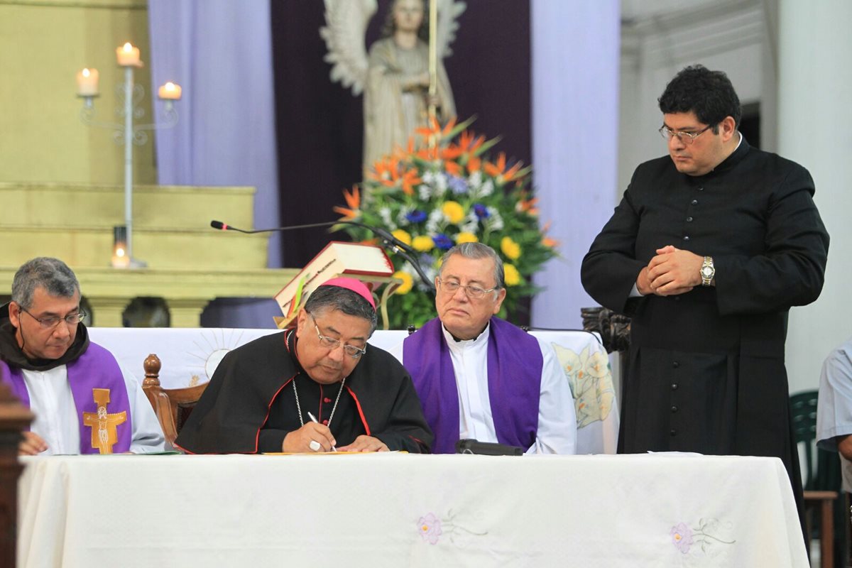 El arzobispo metropolitano Óscar Julio Vian participa en el acto de entrega del templo de La Recolección. (Foto Prensa Libre: Esbin García)
