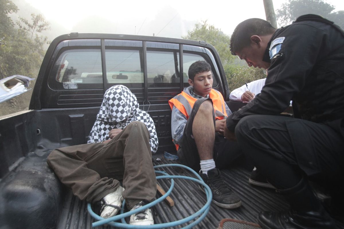 Un menor de apellido Elías, e Iván Francisco Fajardo Ortiz, 18, fueron capturados por presuntamente disparar en contra de un piloto. (Foto Prensa Libre: Erick Ávila)
