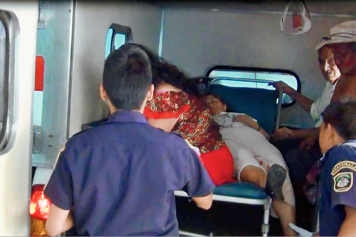 Los socorristas  trasladaron a los heridos al Hospital Regional de Coatepeque, en Quetzaltenango, ya que presentaban golpes de consideración. (Foto Prensa Libre: Cortesía)
