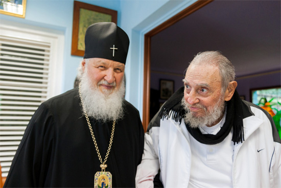 El líder cubano Fidel Castro -derecha- se reúne con el patriarca Kirill. (Foto Prensa Libre: EFE)