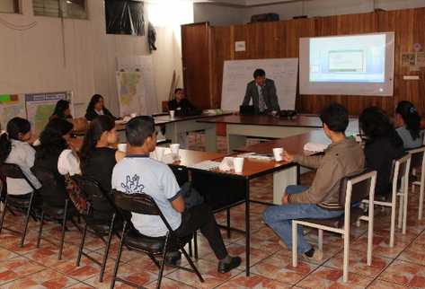 José celada, director de Ceadel, presenta los resultados del estudio sobre niñez trabajadora en Chimaltenango.