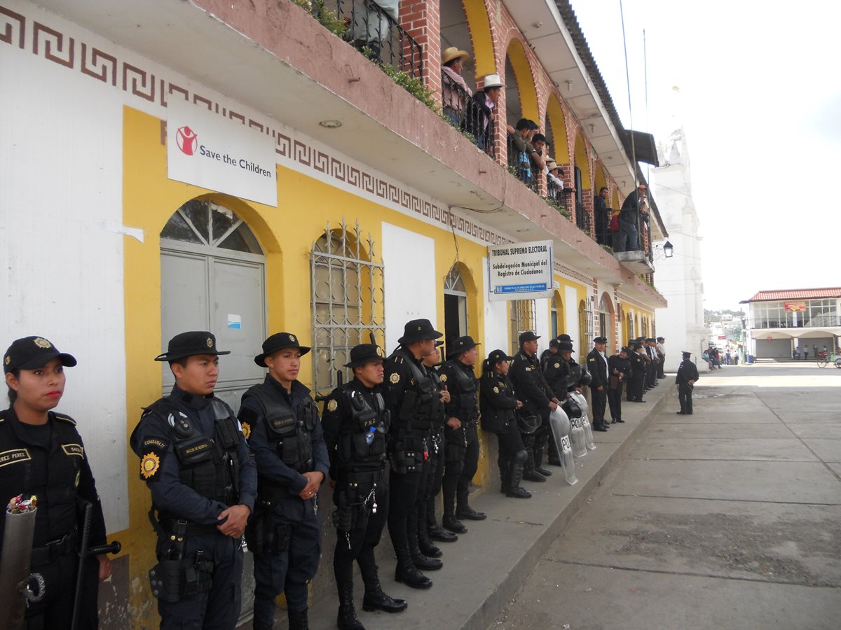 Agentes de la PNC frente al edificio municipal de Quiché. Foto Prensa Libre: Héctor Cordero.