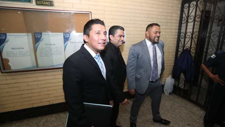 Tres abogados del vicepresidente del Congreso, Felipe Alejos, comparecieron a la Torre de Tribunales. (Foto Prensa Libre: Óscar Rivas)