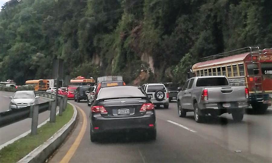 El tráfico para entrar a San Lucas Sacatepéquez desde la capital se complica por el crecimiento económico de ese municipio. (Foto Prensa Libre:  Hemeroteca PL)
