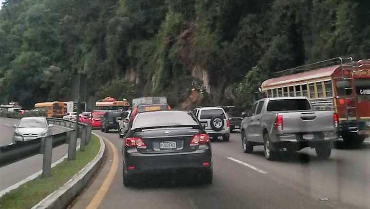 El tráfico para entrar a San Lucas Sacatepéquez desde la capital se complica por el crecimiento económico de ese municipio. (Foto Prensa Libre:  Hemeroteca PL)