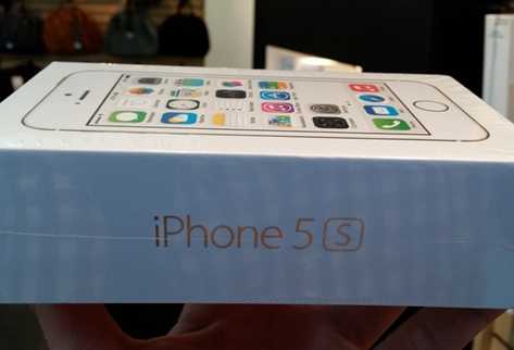 El iPhone 5S cuesta Q10 mil 999 (Foto Prensa Libre: BILLY QUIJADA).