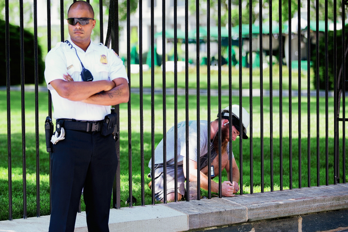 Agentes del servicio secreto refuerzan la verja que rodea al edificio presidencial de Estados Unidos para evitar la entrada de intrusos. (Foto Prensa Libre:AP).