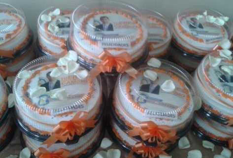 El alcalde de Mixco regaló a cada pareja un pastel con la foto de él y con los colores del Partido Patriota. (Foto Prensa Libre: Alcaldía de Mixco)