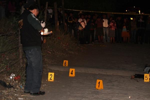 Fiscales del Ministerio Público buscan evidencia en el lugar donde ocurrió el crímen en San Juan Alotenango. (Foto Prensa Libre: Miguel López)<br _mce_bogus="1"/>