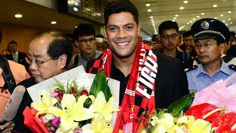 El brasileño Hulk sonríe en el aeropuerto de Shangai a donde llegó para vincularse con el Shanghai SIPG de China. (Foto Prensa Libre: AP)