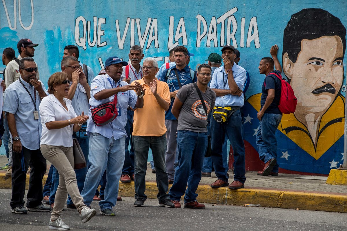 Cientos de trabajadores dependientes del Estado venezolano protestaron el 1 de agosto exigiendo incrementos salariales para evitar la fuga de talentos en medio de la grave crisis económica del país. (Foto Prensa Libre: EFE)