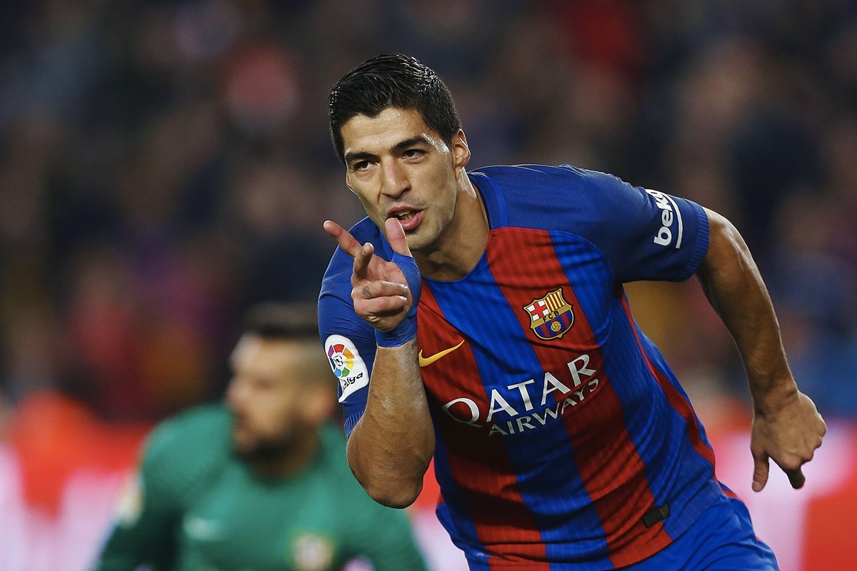 Luis Suárez recibió una segunda tarjeta amarilla durante la semifinal de la Copa del Rey contra el Atlético de Madrid. (Foto Prensa Libre: EFE).
