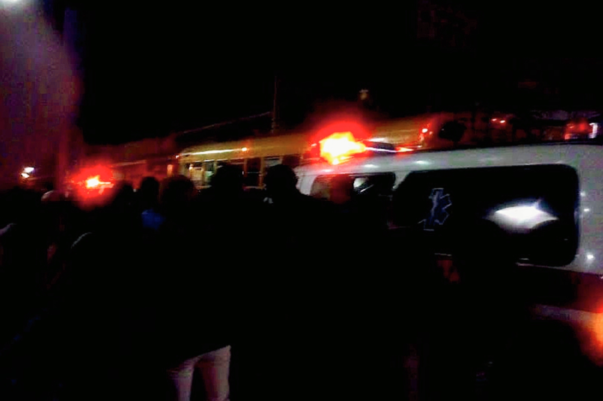 Autobús en el que fue atacado el piloto, en Sumpango, Sacatepéquez. (Foto Prensa Libre: Renato Melgar)