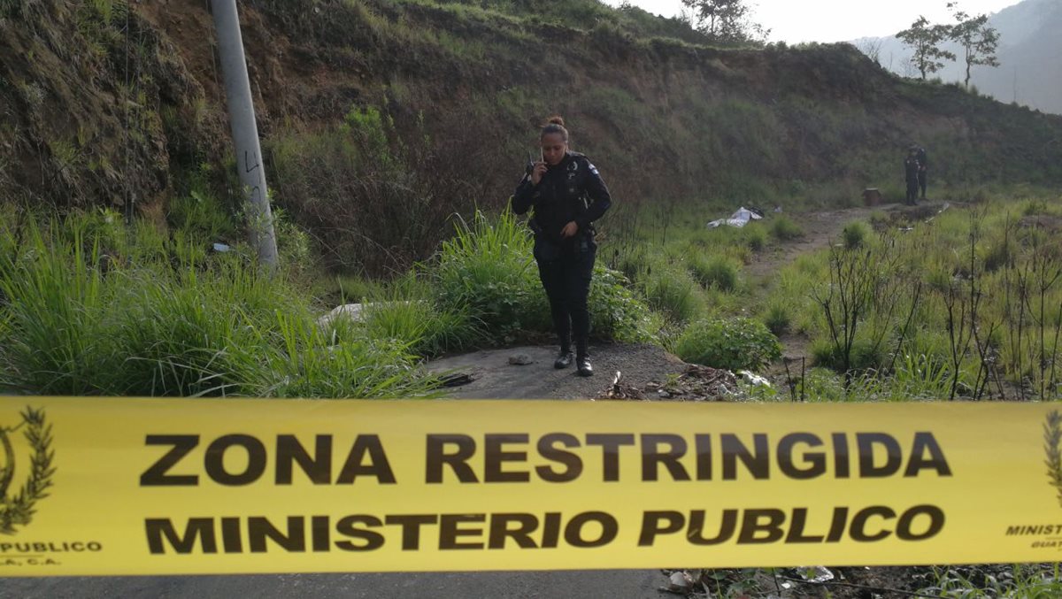 El cadáver de una persona fue localizado en un área boscosa de la colonia Primero de Julio. (Foto Prensa Libre: Érick Ávila)