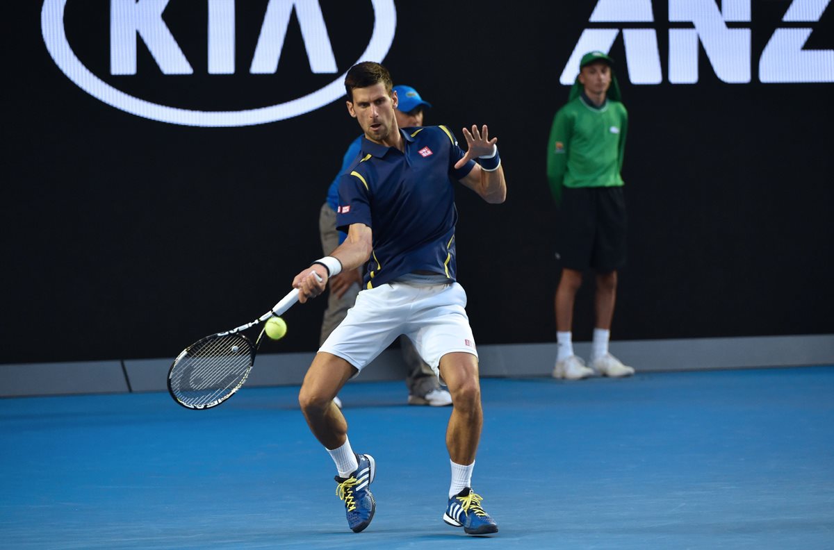 El serbio Novak Djokovic durante el partido que le ganó a Kei Nishikori en Australia este martes. (Foto Prensa Libre: AFP)